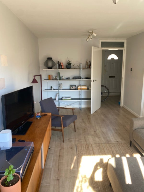 Room Usher Road in Greater London