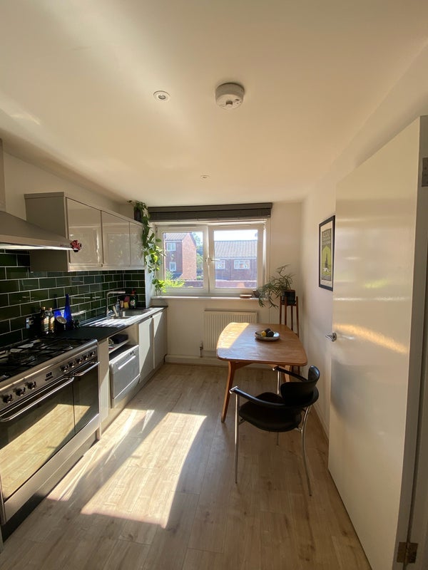 Room Usher Road in Greater London