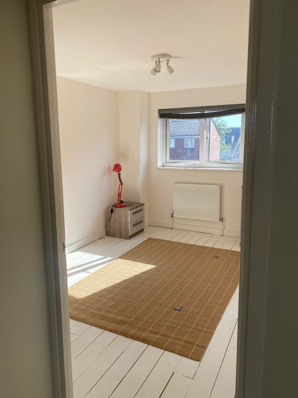 Room Usher Road in Greater London