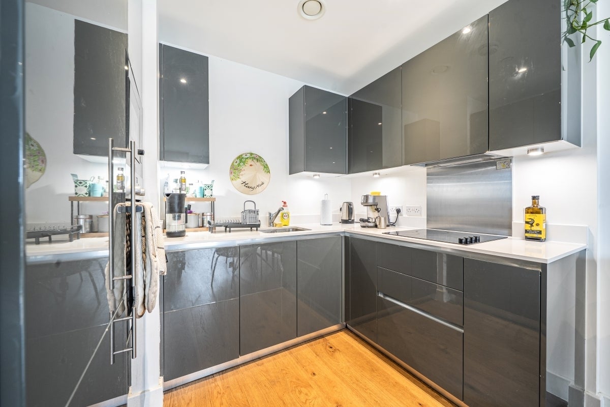 Flat Arsenal Way in Greater London