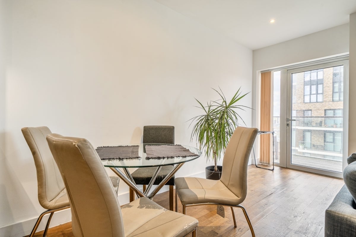 Flat Arsenal Way in Greater London