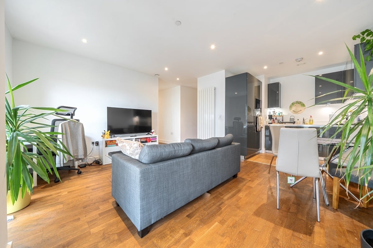 Flat Arsenal Way in Greater London