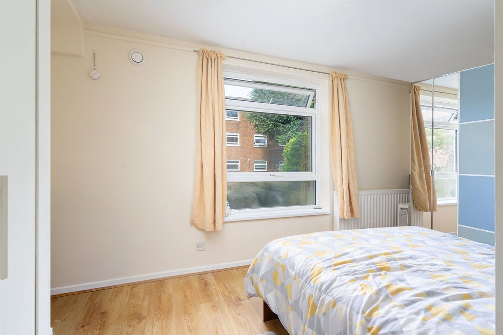 Flat Cotelands in Greater London