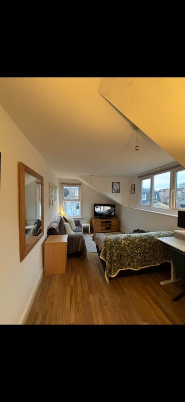 Room Battersea Park Road in Greater London