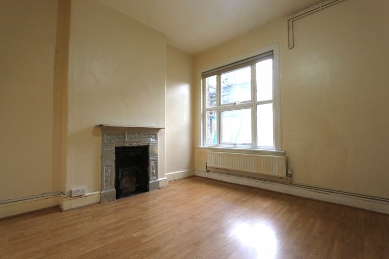 Flat Gladstone Avenue in Greater London