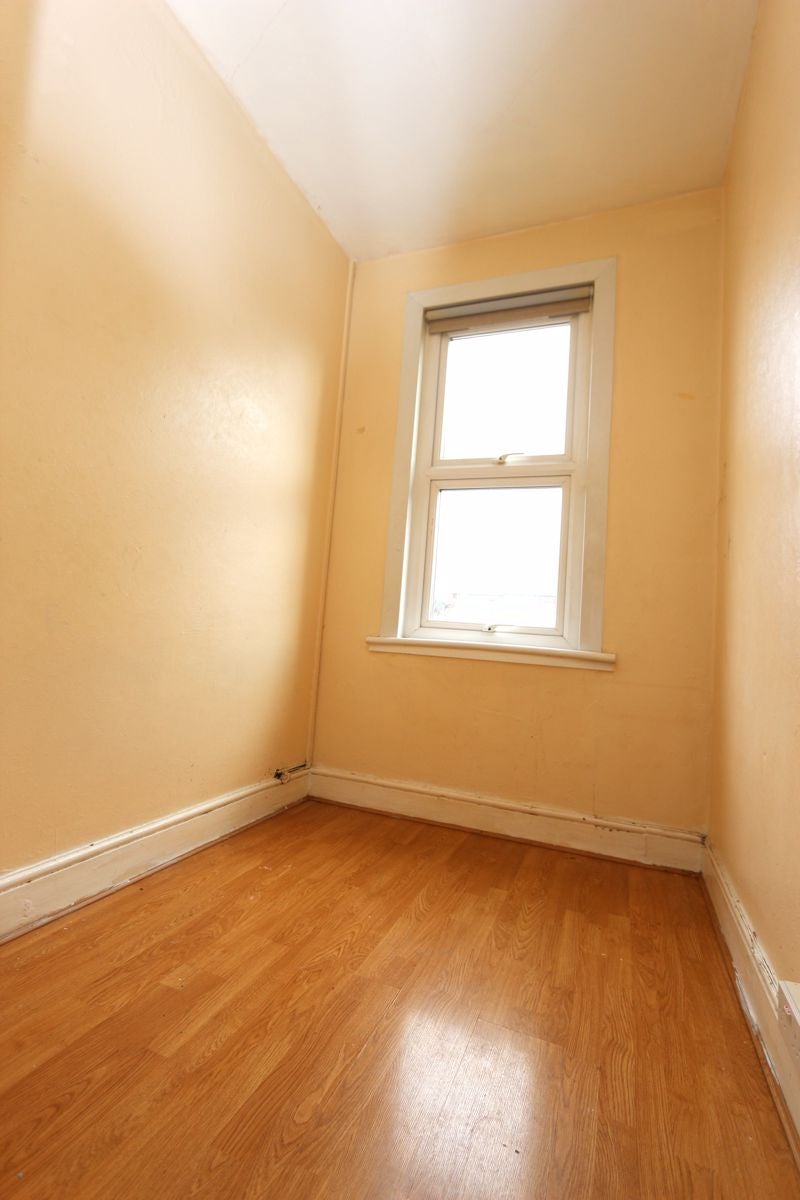 Flat Gladstone Avenue in Greater London