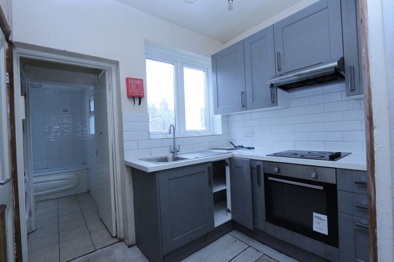Flat Gladstone Avenue in Greater London