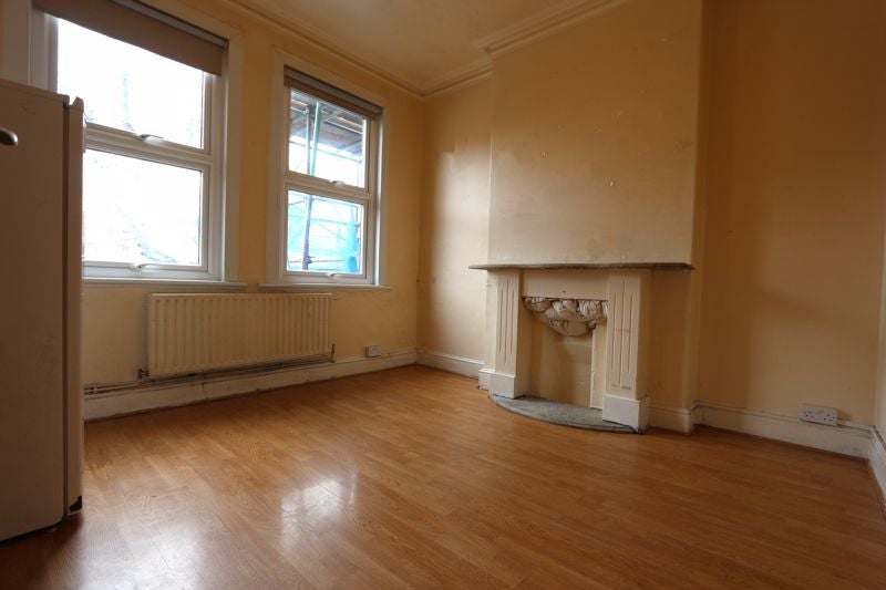 Flat Gladstone Avenue in Greater London