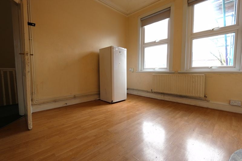 Flat Gladstone Avenue in Greater London