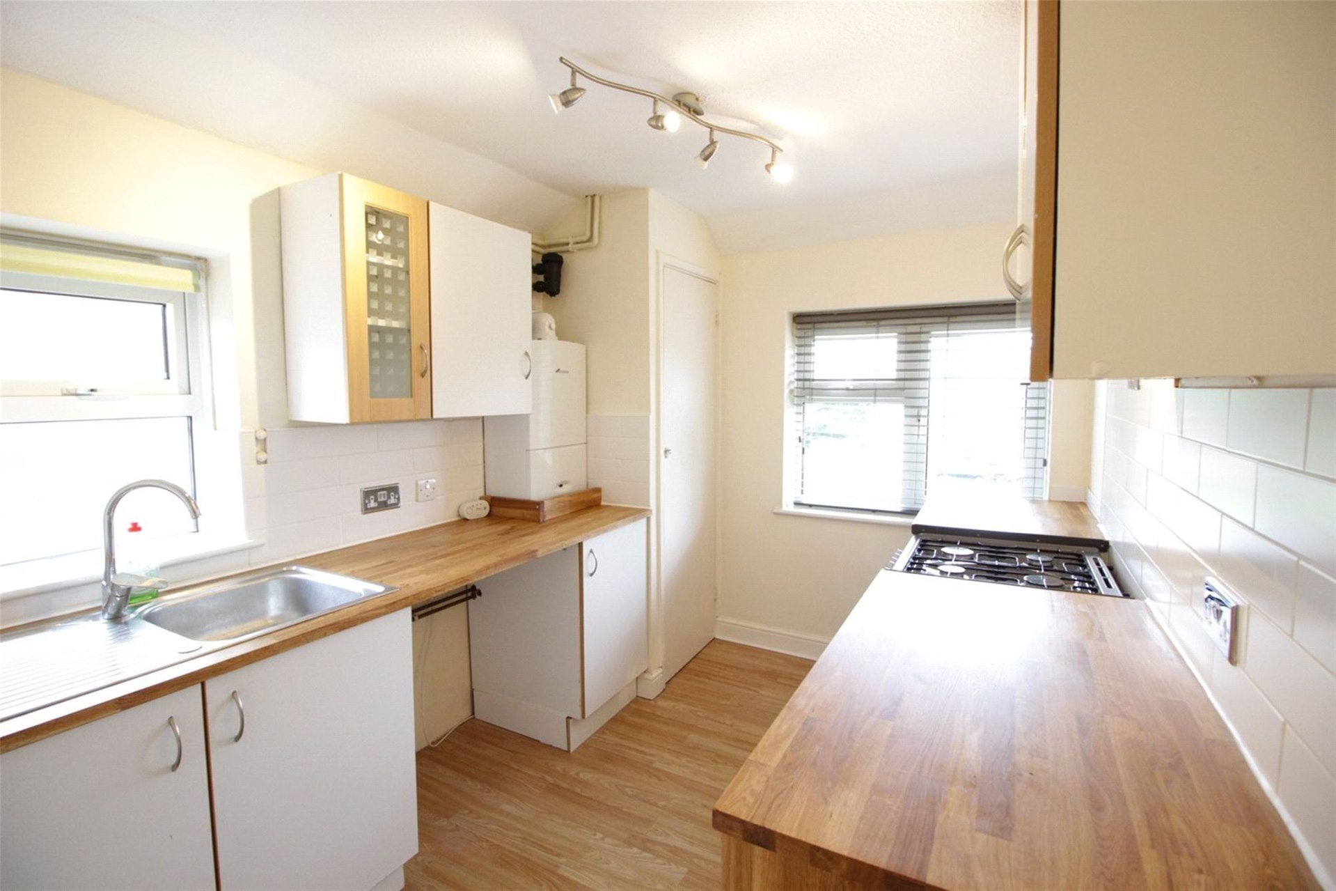 Flat Cleve Road in Greater London