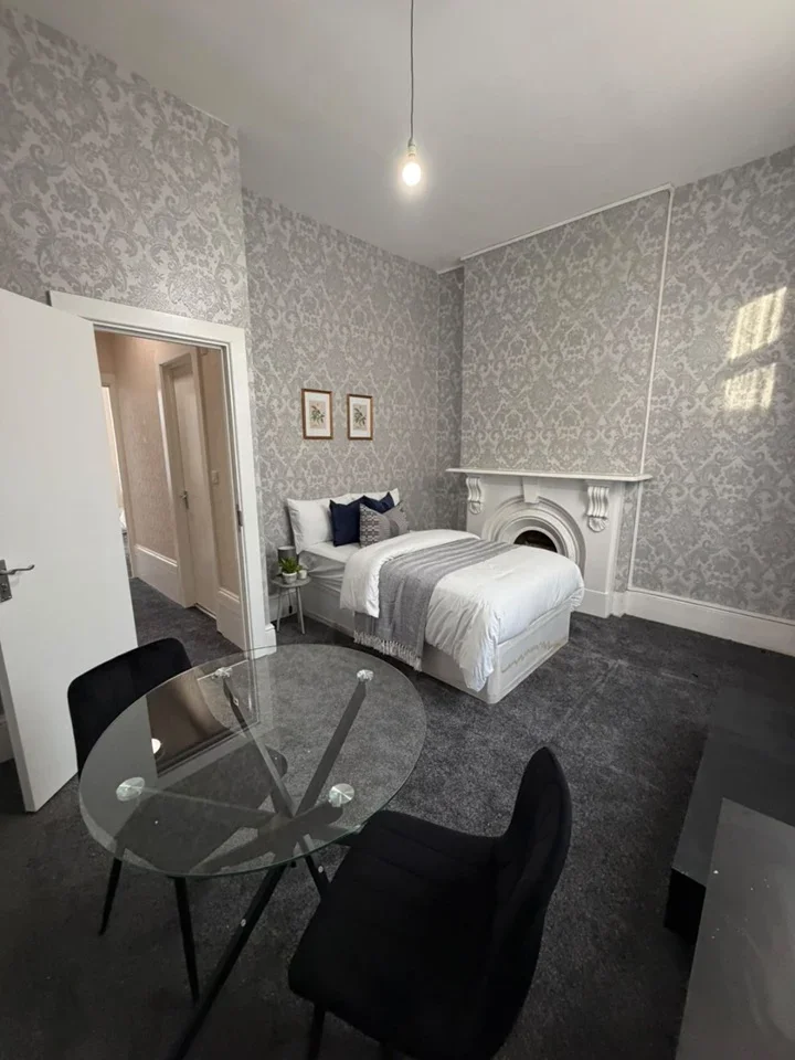Flat Manor Road in Greater London
