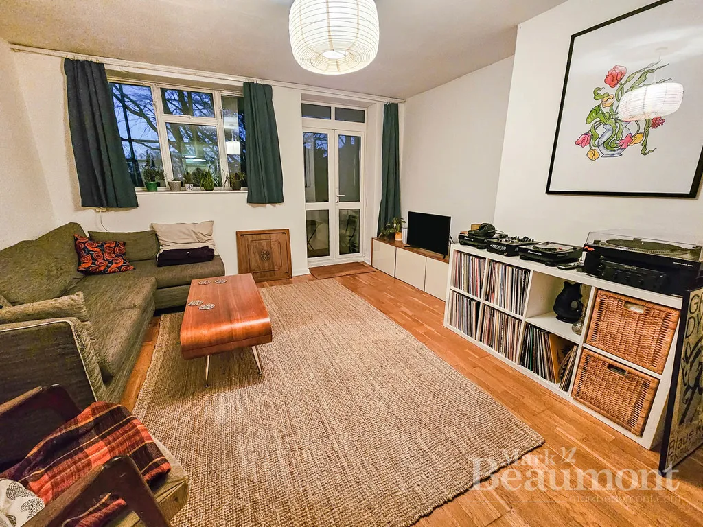 Flat Wickham Road in Greater London