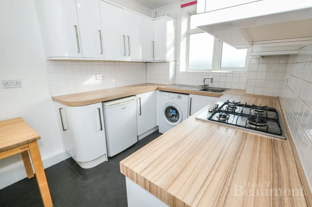 Flat Wickham Road in Greater London