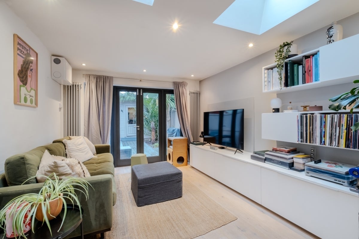 Flat Cambria Road in Greater London