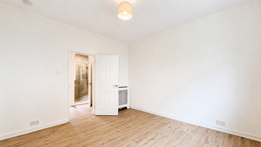 Flat Trebovir Road in Greater London