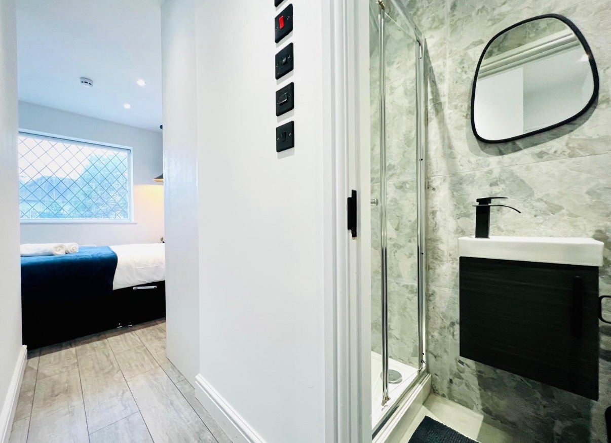Room Greenford Road in Greater London
