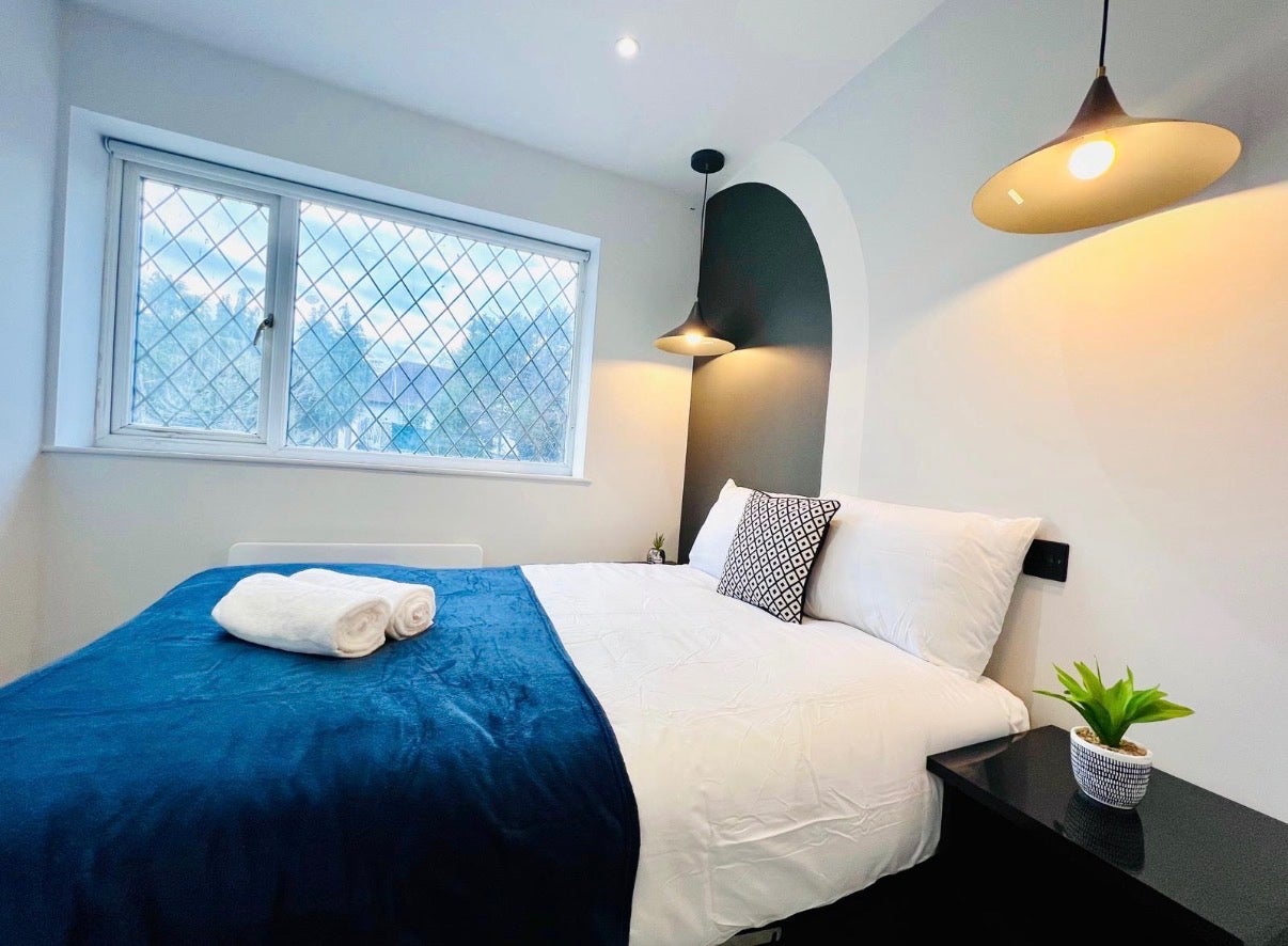 Room Greenford Road in Greater London