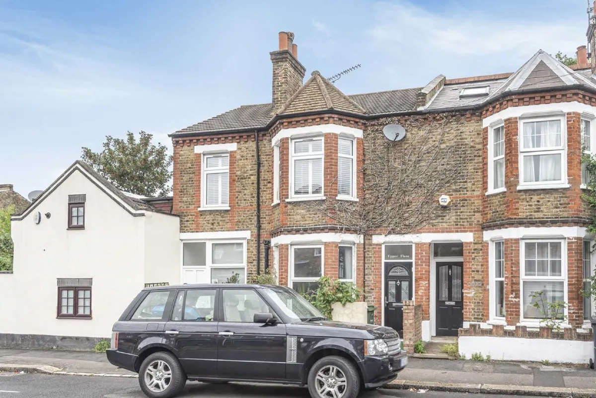 Flat Chale Road in Greater London