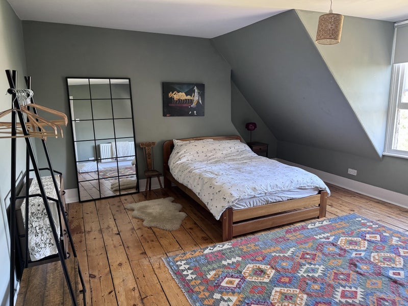 Room Mountgrove Road in Greater London