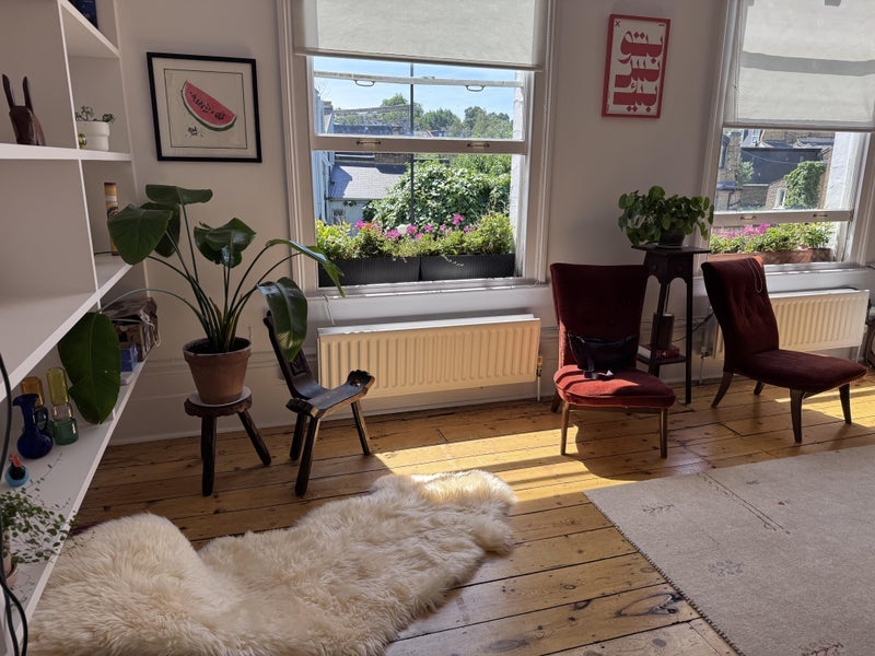 Room Mountgrove Road in Greater London