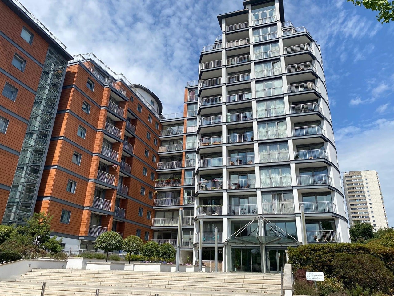 Flat Holland Gardens in London