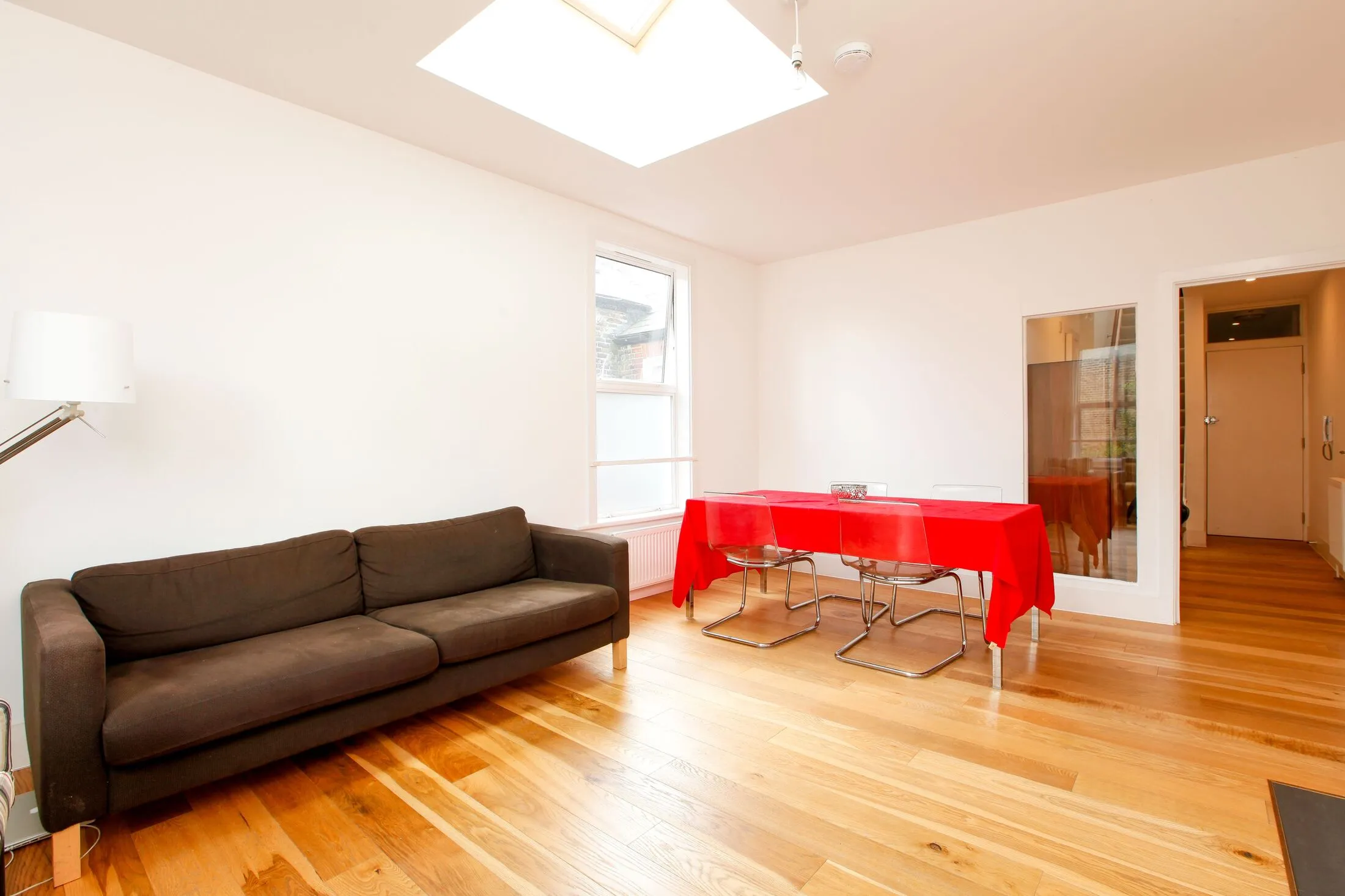 Flat Lynette Avenue in Greater London