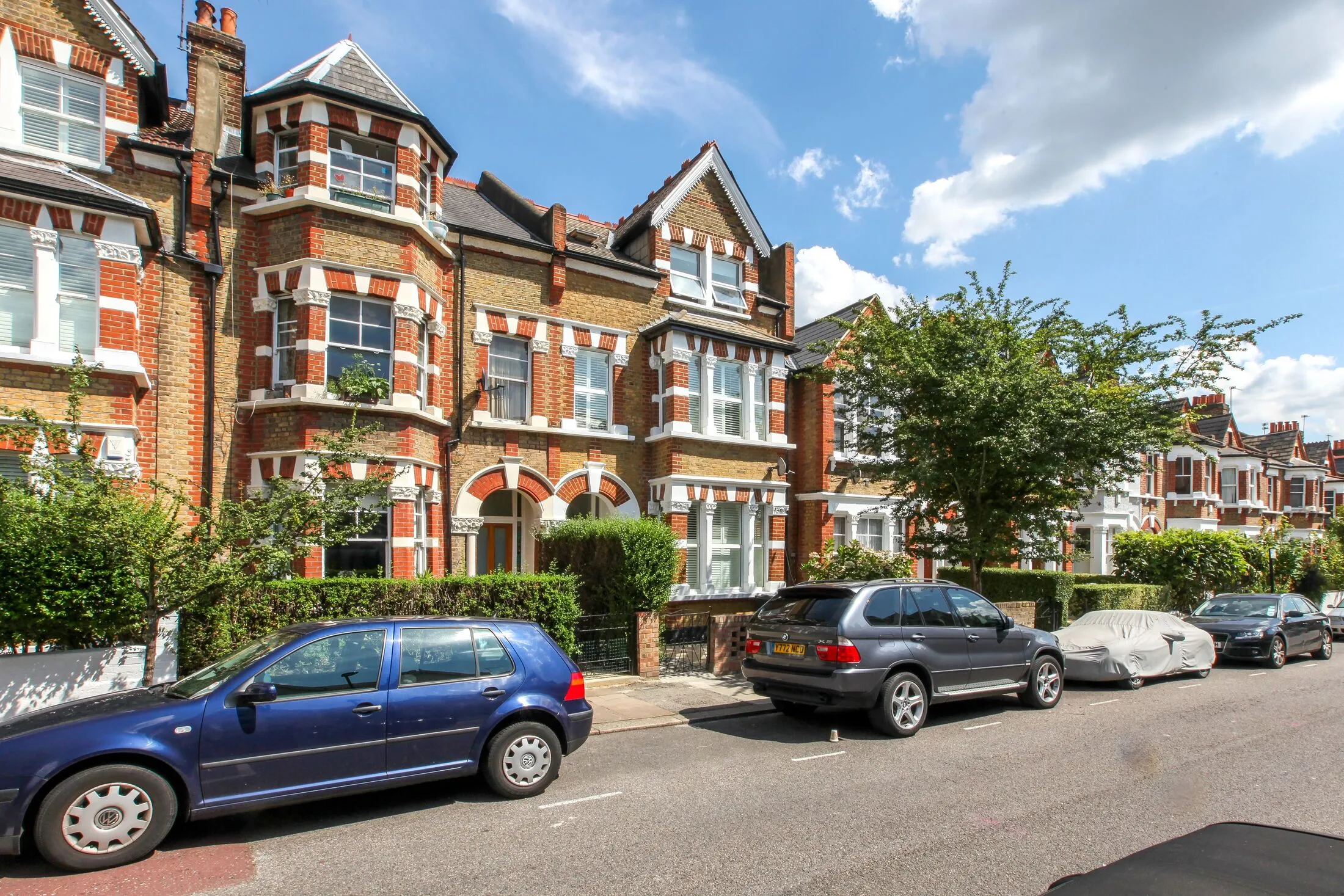 Flat Lynette Avenue in Greater London