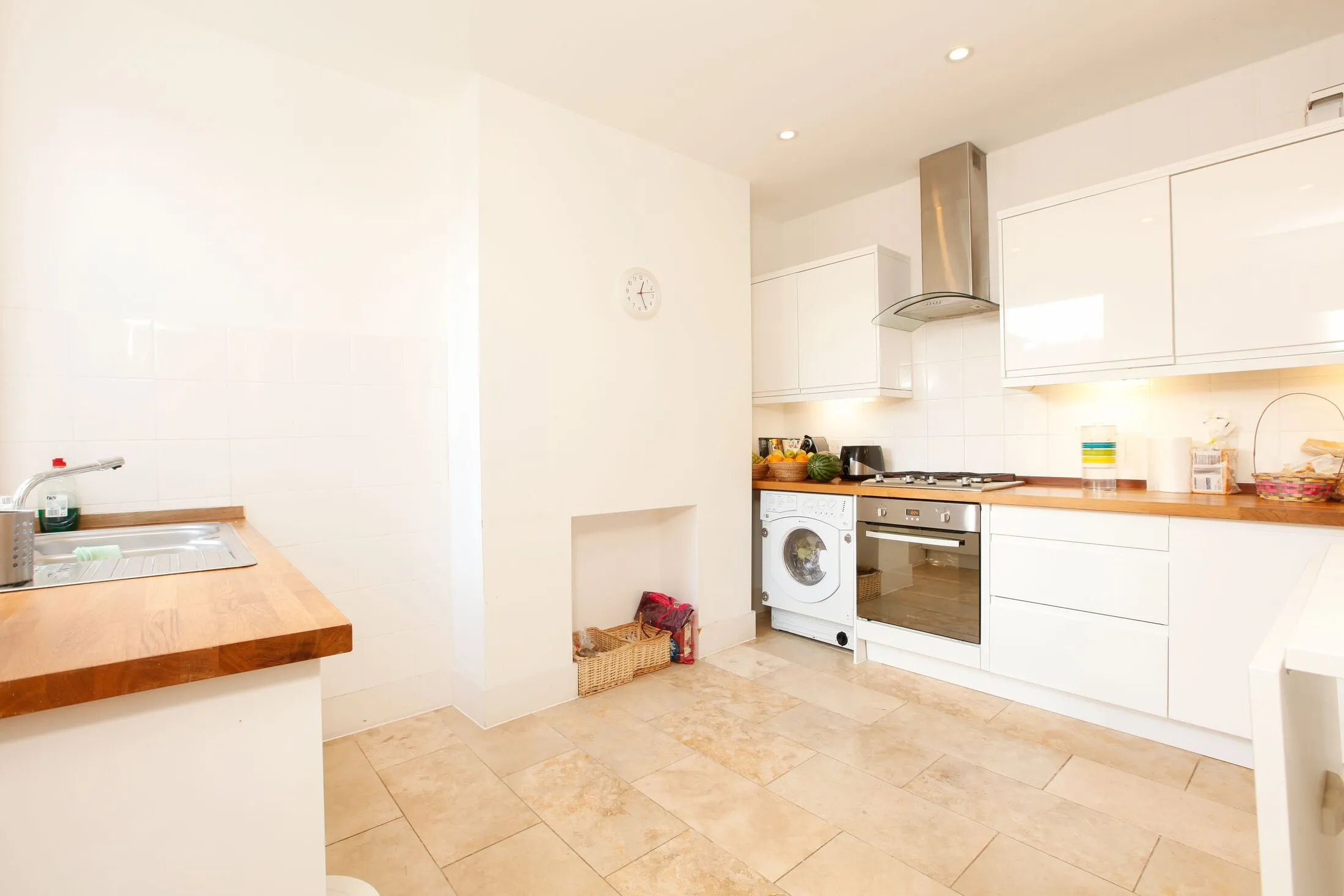 Flat Lynette Avenue in Greater London
