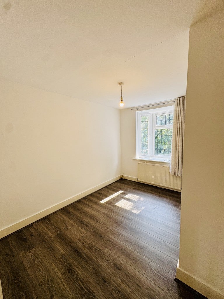 Flat Markmanor Avenue in Greater London
