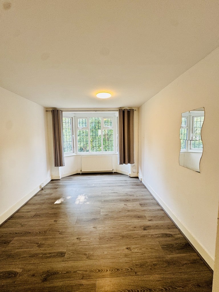 Flat Markmanor Avenue in Greater London