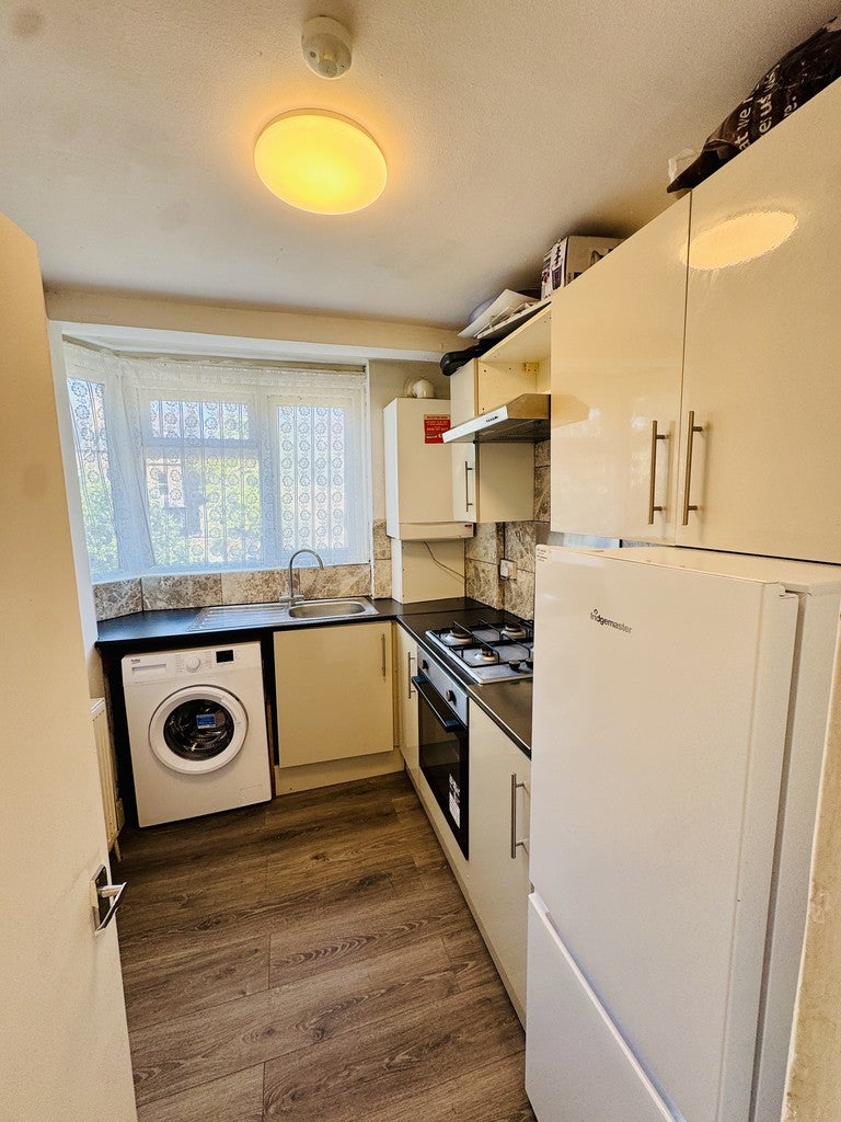Flat Markmanor Avenue in Greater London