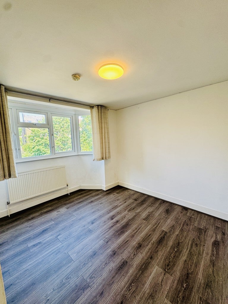 Flat Markmanor Avenue in Greater London
