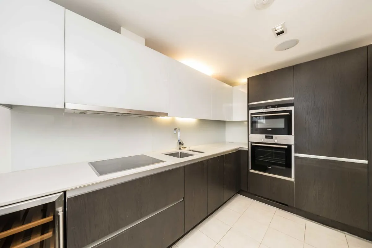 Flat Kew Bridge Road in Greater London