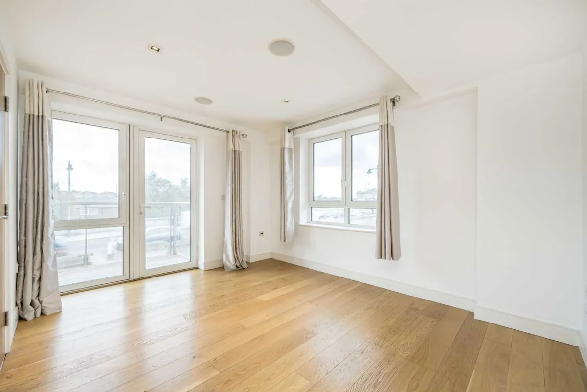 Flat Kew Bridge Road in Greater London