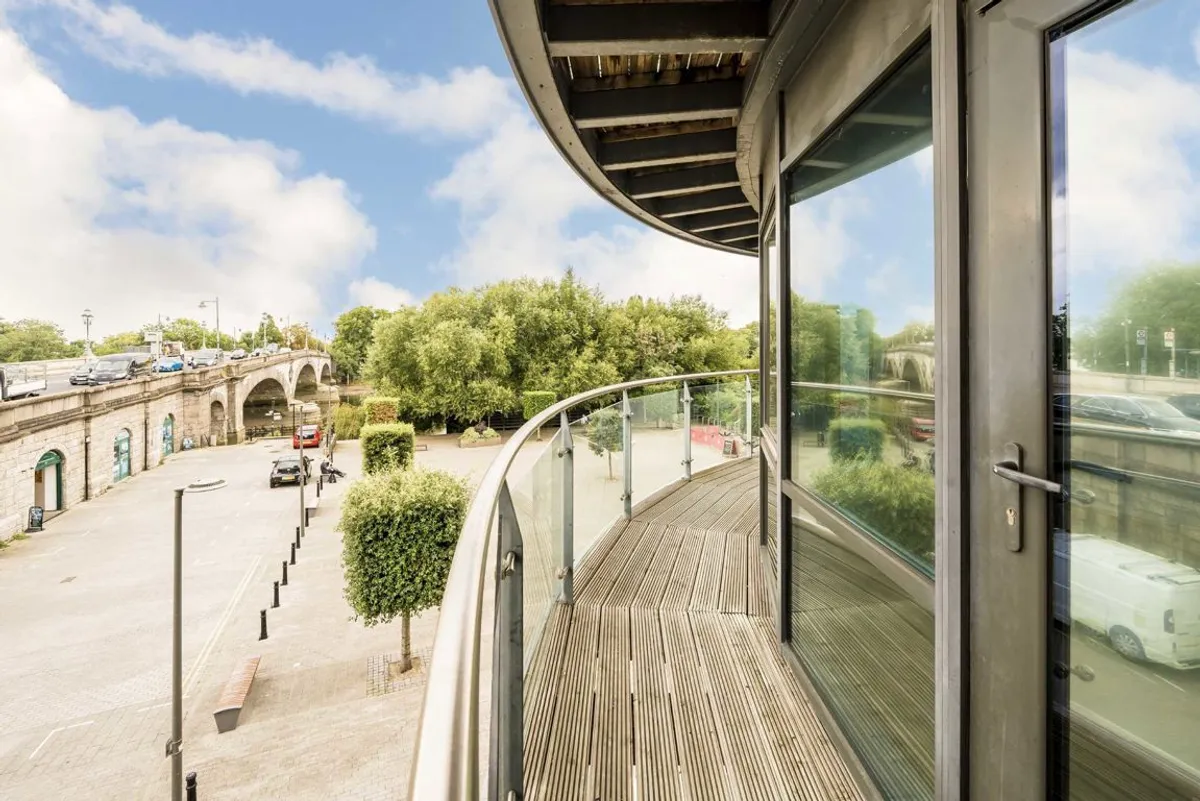Flat Kew Bridge Road in Greater London