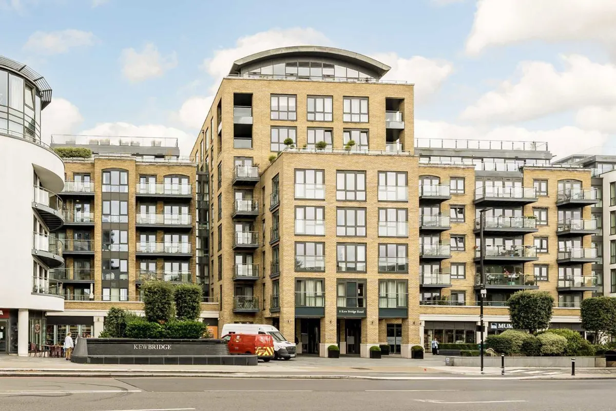 Flat Kew Bridge Road in Greater London