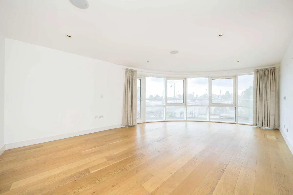 Flat Kew Bridge Road in Greater London