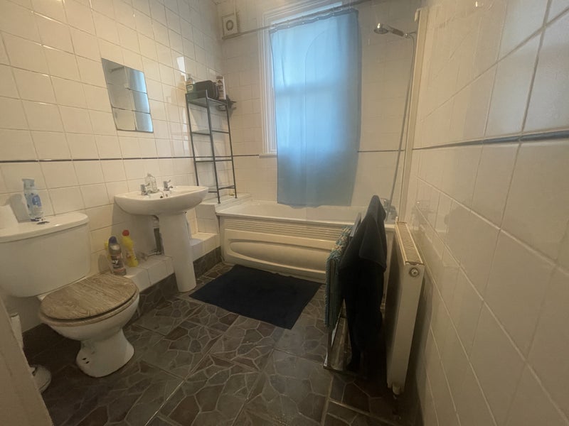 Room Mandrake Road in Greater London
