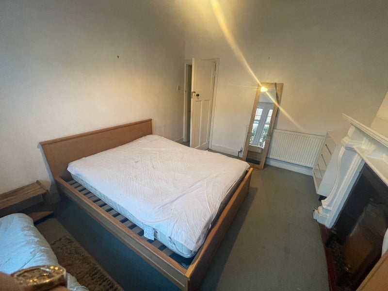 Room Mandrake Road in Greater London