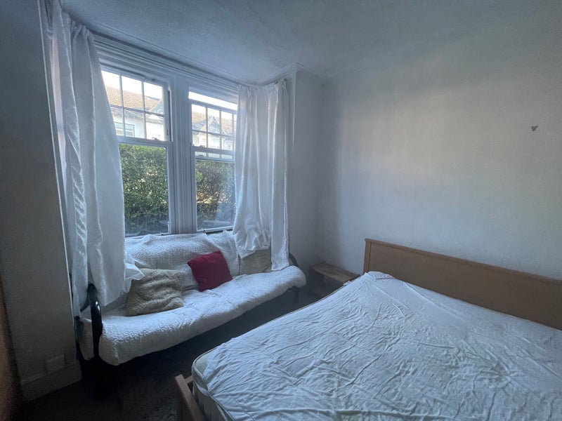 Room Mandrake Road in Greater London