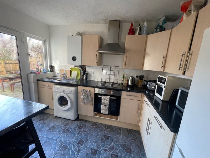 Room Mandrake Road in Greater London