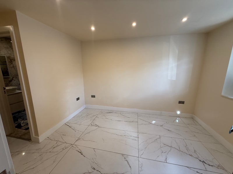 Room Thames Road in Slough