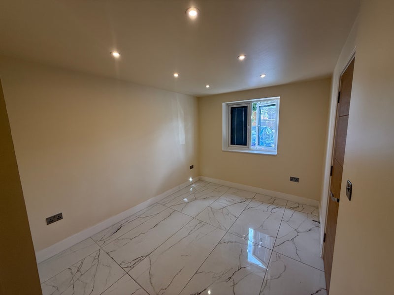 Room Thames Road in Slough