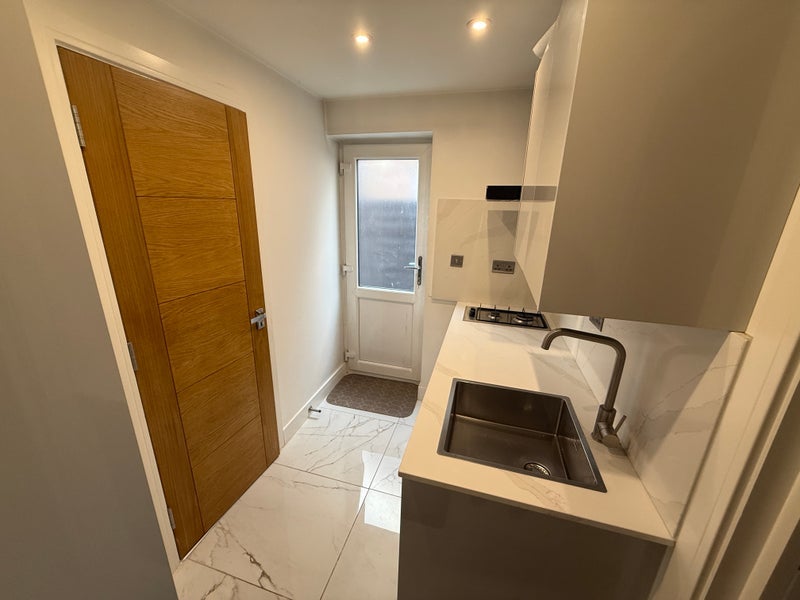 Room Thames Road in Slough