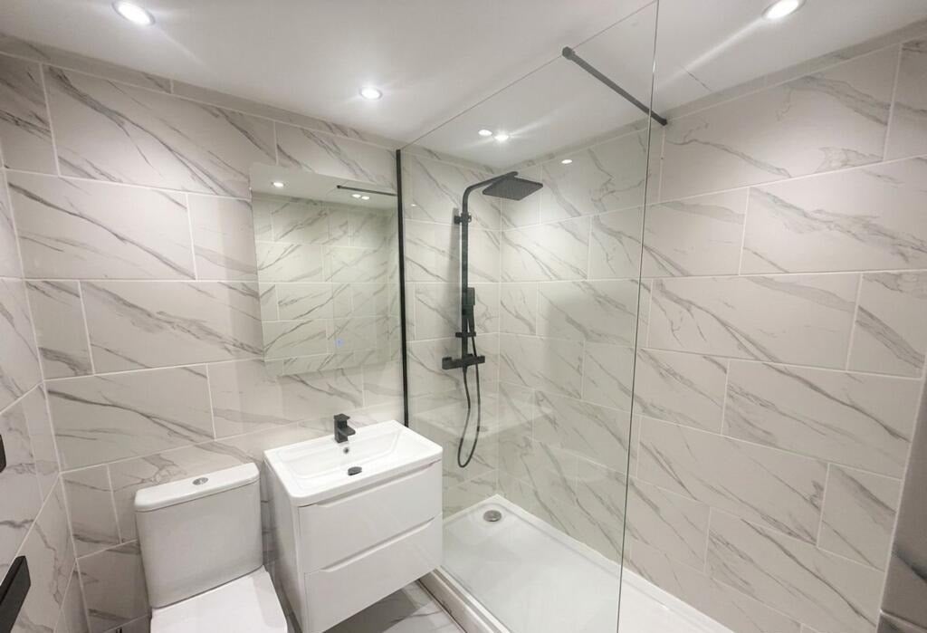 Flat Kersfield Road in Greater London