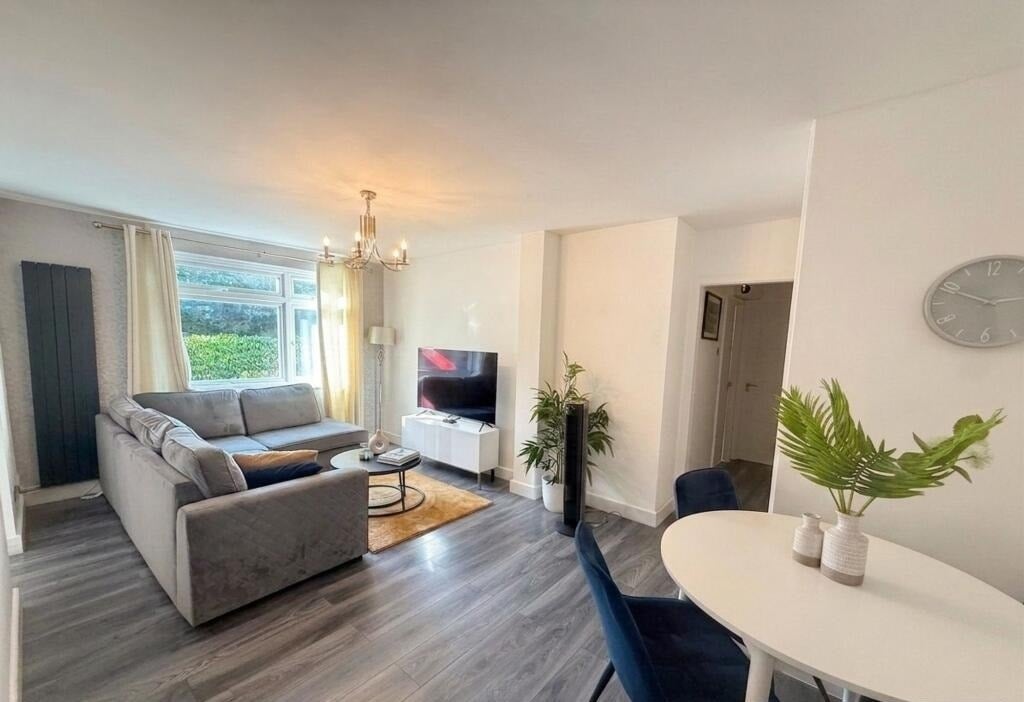 Flat Kersfield Road in Greater London