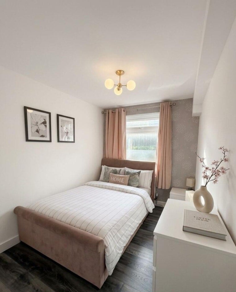 Flat Kersfield Road in Greater London