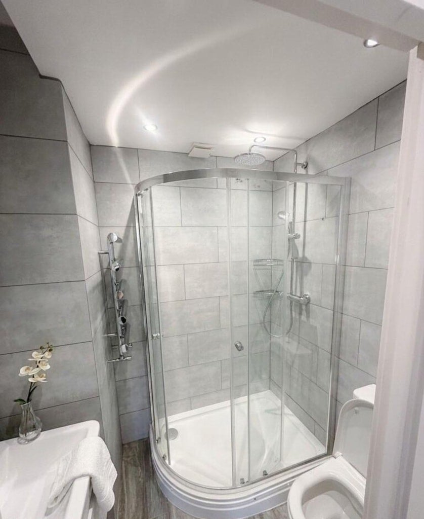 Flat Kersfield Road in Greater London