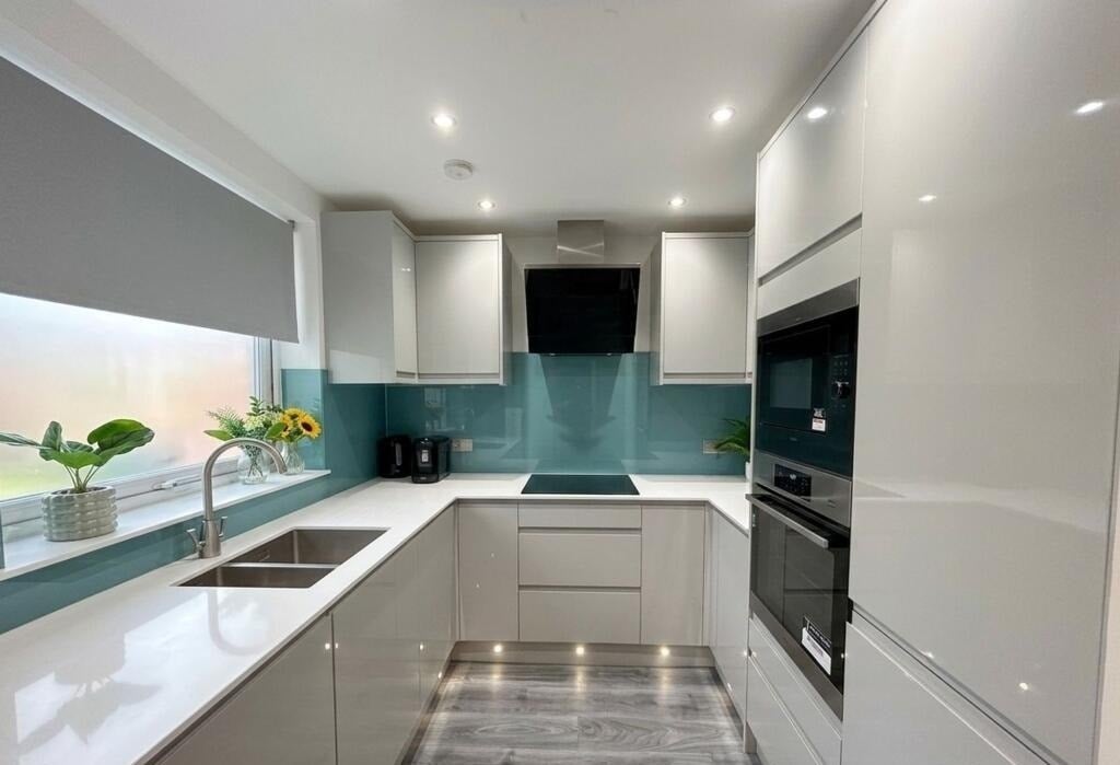 Flat Kersfield Road in Greater London