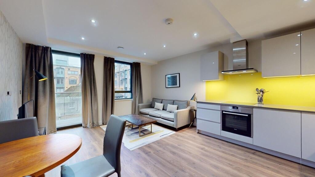 Flat Fairclough Street in Greater London